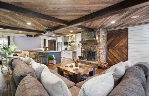 Tate Cabin | Modern, Luxurious Cabin for Two located on a Cascading Waterfall - WIFI