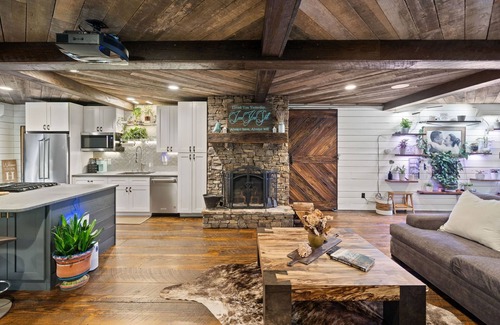 Tate Cabin | Modern, Luxurious Cabin for Two located on a Cascading Waterfall - WIFI
