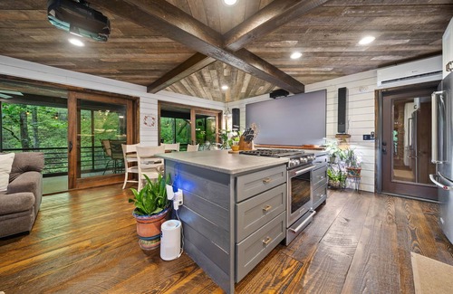 Tate Cabin | Modern, Luxurious Cabin for Two located on a Cascading Waterfall - WIFI