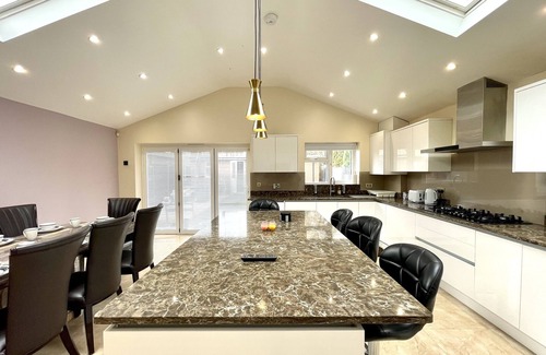 Tea Green House | Modern Luxurious Holiday House Near Airport with FREE Parking | Contractor
