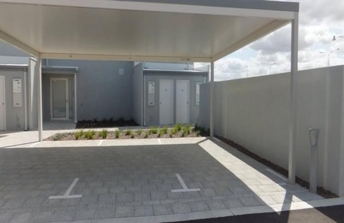 Clarkson Apartment | Modern Luxury 1 Bedroom Apartment - Walk to the shops! Free Wifi