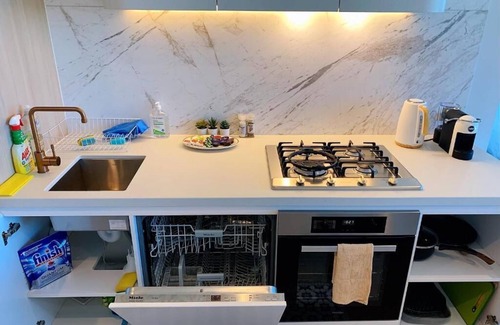 Glen Waverley Apartment | Modern Luxury 2 Bed, 2 Bath Apartment With Free Parking in Central Location