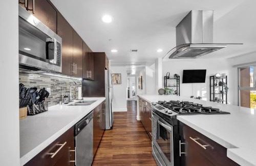 Wilshire Center Apartment | Modern Luxury 2 Bed with Panoramic City Views in Downtown LA