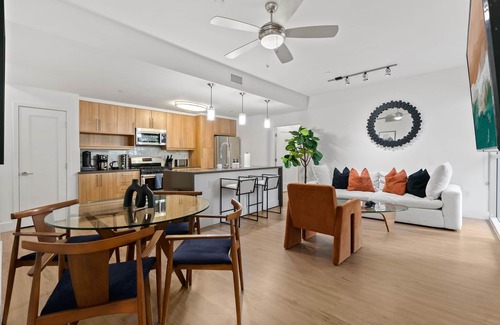 Pico Apartment | Modern Luxury 2BR in the Heart of Santa Monica – Walk to Beach, Dining & More