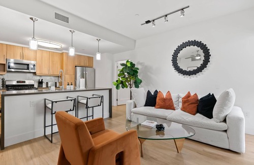 Pico Apartment | Modern Luxury 2BR in the Heart of Santa Monica – Walk to Beach, Dining & More