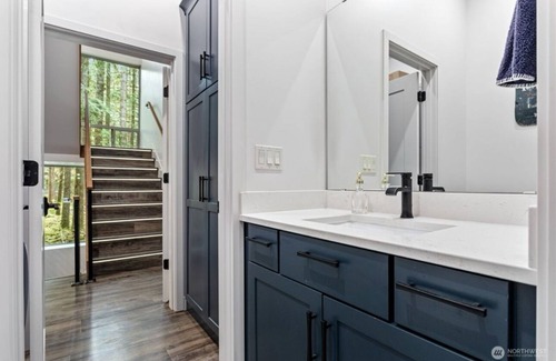 Warnick House | Modern Luxury 30min from Baker! Sauna,hot tub,heated deck w/tv, auto GENERATOR!
