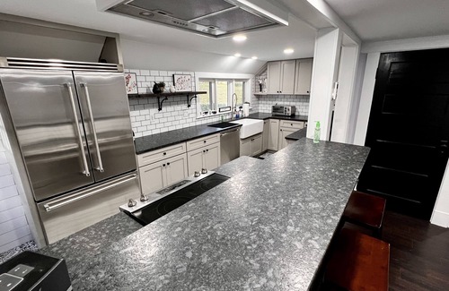 Montville House | Modern Luxury Home 1 minute walk to Mohegan Sun