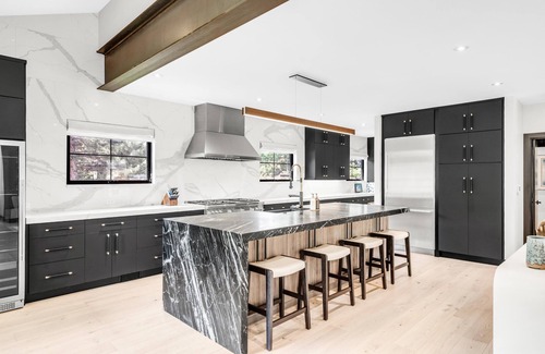 Newlands House | Modern Luxury Home Convenient to Downtown & Pearl