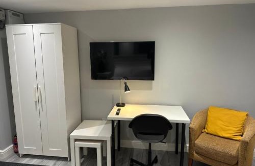 Luton Apartment | Modern Luxury Private Detached 1 Double Bedroom Studio Apartment - Super Fast Wifi