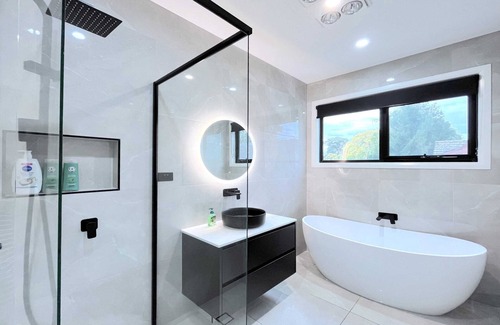 Ringwood House | Modern Luxury Townhouse SmartTV *GarageParking