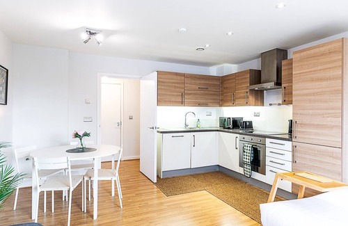 Tower Hamlets Apartment | Modern Mile End Flat with Balcony & Terrace