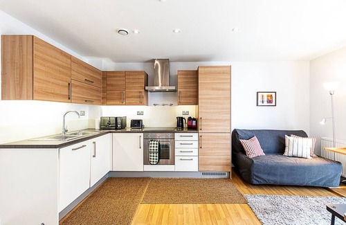 Tower Hamlets Apartment | Modern Mile End Flat with Balcony & Terrace