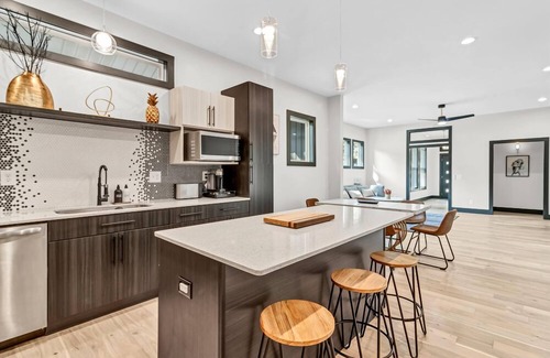 Greer House | Modern Mill House -Luxury Stay with outdoor living -Walk downtown- Pets Welcome