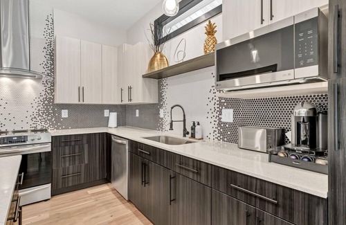 Greer House | Modern Mill House -Luxury Stay with outdoor living -Walk downtown- Pets Welcome