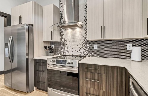 Greer House | Modern Mill House -Luxury Stay with outdoor living -Walk downtown- Pets Welcome