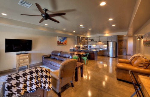 Moab South Valley House | Modern Moab Villa, Sleeps 7, WIFI, BBQ