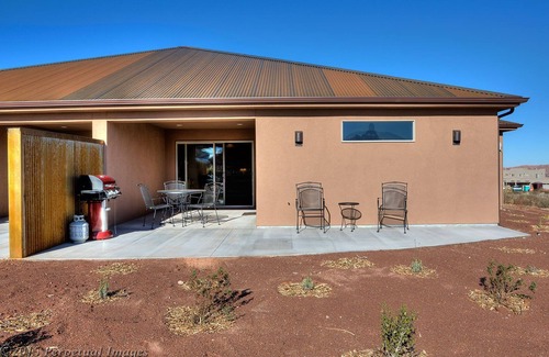 Moab South Valley House | Modern Moab Villa, Sleeps 7, WIFI, BBQ