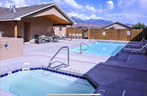 Moab South Valley House | Modern Moab Villa, Sleeps 7, WIFI, BBQ