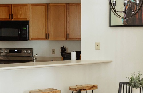 Edwards Condo | Modern Mountain Condo w/Hot Tub