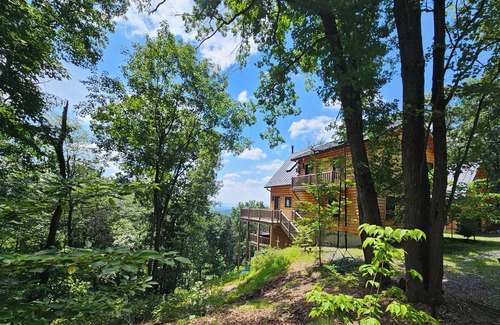 Bergton Cabin | Modern Mountaintop Log Home with Amazing Views!