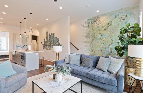 Hadley - Washington Apartment | Modern Music City Terrace Getaway