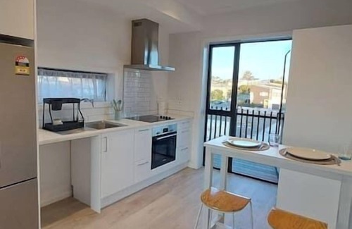 Northcote Apartment | Modern near parks, shopping, and dining. family-ready!