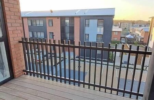 Northcote Apartment | Modern near parks, shopping, and dining. family-ready!