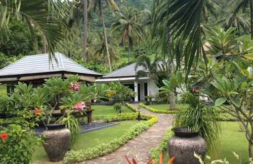 Senggigi House | Modern new bungalow in cozy holiday park + swimming pool