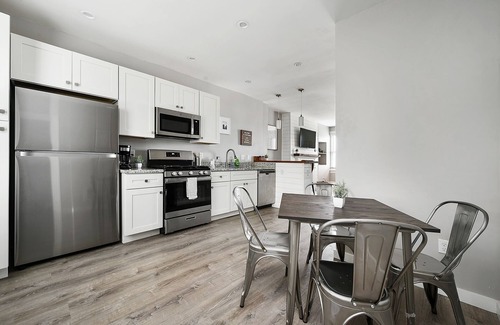 South Side Slopes House | Modern Newly Renovated Duplex 6BR/3BR Sleeps 16