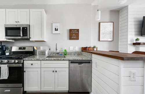South Side Slopes House | Modern Newly Renovated Duplex 6BR/3BR Sleeps 16