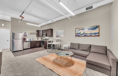 Waldron Apartment | Modern & Nice Place in Kansas Free Parking & WiFi Clean Comfortable and Quite