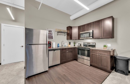 Waldron Apartment | Modern & Nice Place in Kansas Free Parking & WiFi Clean Comfortable and Quite