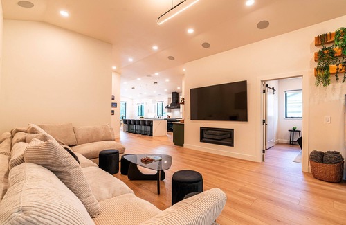 Amazon House | Modern Oasis, Near UO Campus!
