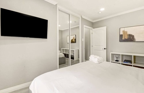 Ontario House | Modern Ontario Retreat EV Charger Pet-friendly