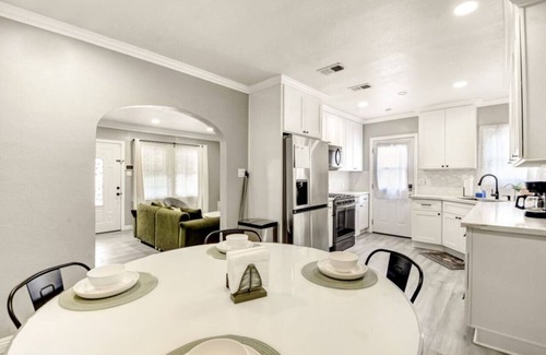 Ontario House | Modern Ontario Retreat EV Charger Pet-friendly