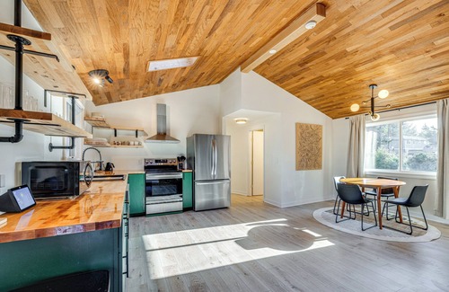 Tierra Del Mar Cottage | Modern Oregon Cottage w/Hot Tub: Walk to Beach!