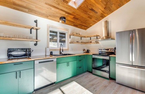 Tierra Del Mar Cottage | Modern Oregon Cottage w/Hot Tub: Walk to Beach!