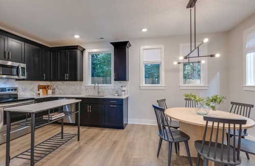Talbot's Corner House | Modern+Organic Home 3 miles from Downtown & Broadway - Private Balcony & Patio