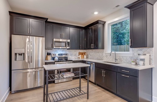 Talbot's Corner House | Modern+Organic Home 3 miles from Downtown & Broadway - Private Balcony & Patio