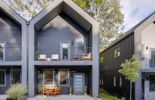 Talbot's Corner House | Modern+Organic Home 3 miles from Downtown & Broadway - Private Balcony & Patio
