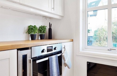 Laksevag Apartment | Modern Penthouse Close to City Centrum - Collective Transport Walking Distance