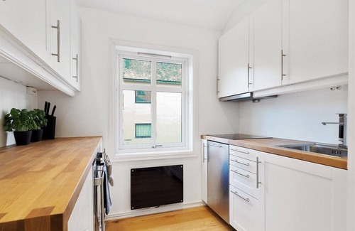 Laksevag Apartment | Modern Penthouse Close to City Centrum - Collective Transport Walking Distance