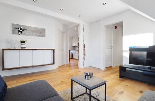 Laksevag Apartment | Modern Penthouse Close to City Centrum - Collective Transport Walking Distance