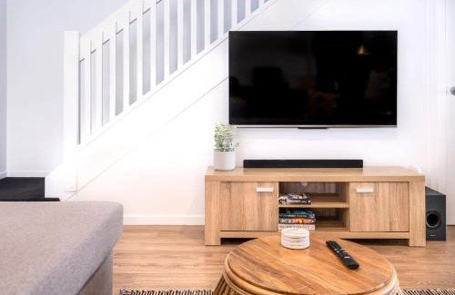 Mudjimba House | Modern Pet-friendly Mudjimba Townhouse