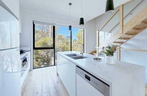 Port Melbourne House | Modern Port Melbourne 3b3b Townhouse and Parking