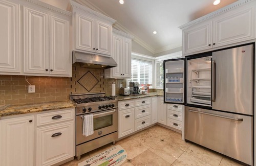 Antelope House | Modern private 3 bed/2 bath home close to freeway/shopping/dining