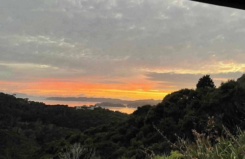 Paihia Cabin | Modern private cabin, breathtaking ocean & bush views, natural light & quiet
