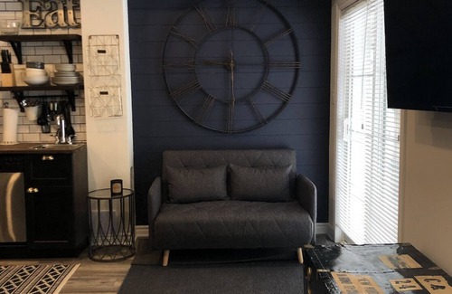 Vaughan House | Modern private suite in Vaughan