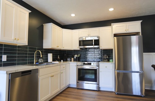 Nelson Apartment | Modern Queen Studio at the Victorian – Steps to Dining, Shops & Farmers Market