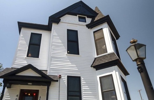 Nelson Apartment | Modern Queen Studio at the Victorian – Steps to Dining, Shops & Farmers Market